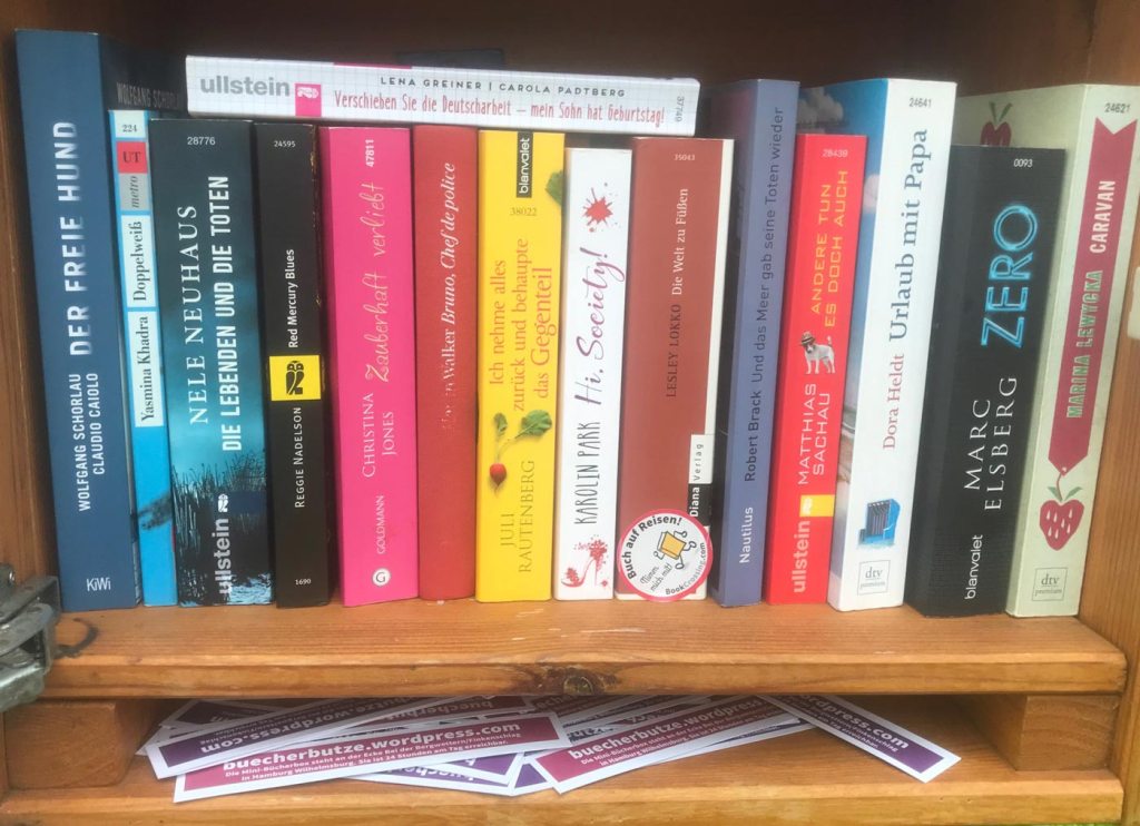 15 Taschenbücher in der BücherButze in Hambur-Wilhelmsburg: Krimis, Frauenbücher und das, was ich „gute Literatur“ nenne.